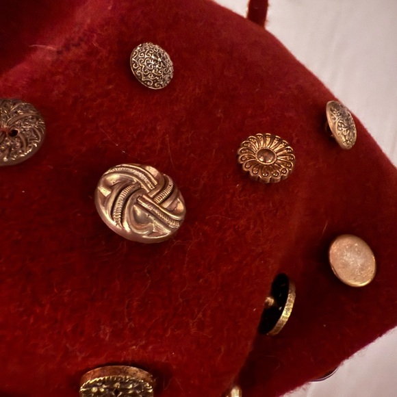 English VINTAGE Fred Daré Burgundy Beret with charms and Buttons - Picture 3 of 10